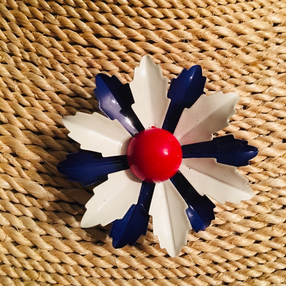 Vintage 1960s Metal flower Brooch enamel Red White Blue - Picture 3 of 4